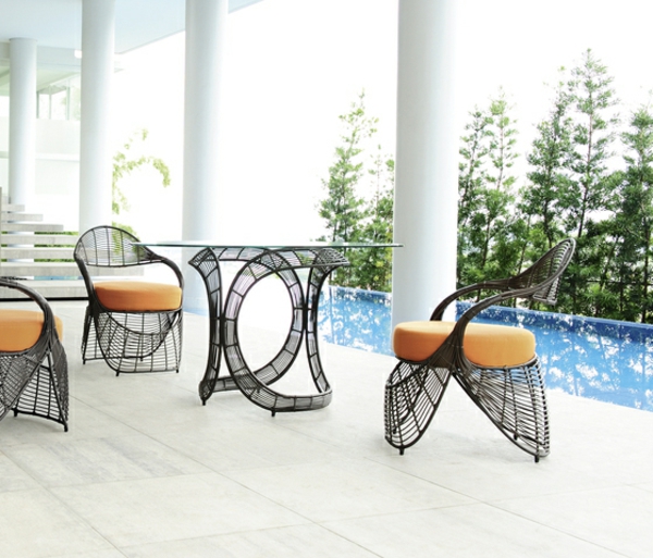 balkon-lounge-möbel-moderne-stühle-und-ein-tisch - weiße säule daneben