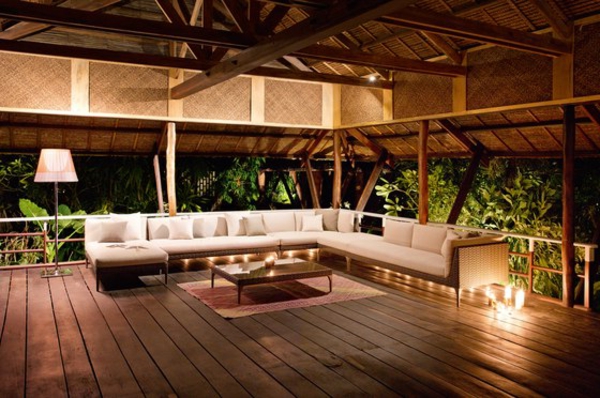 balkon-lounge-möbel-sofa-draußen-gestellt