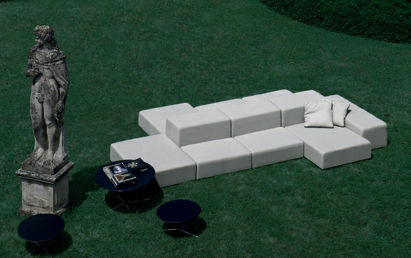 balkon-lounge-möbel-weißes-bequemes-sofa