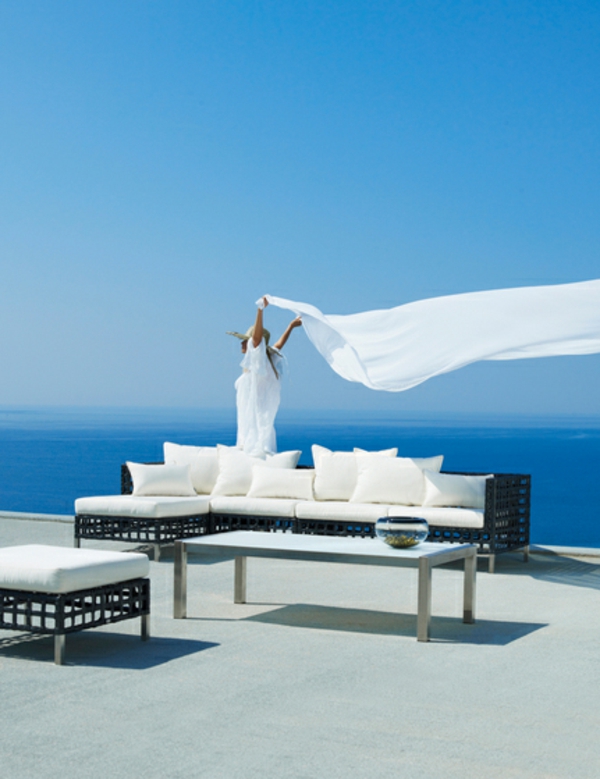 balkon-lounge-möbel-weißes-sofa-mit-dekokissen