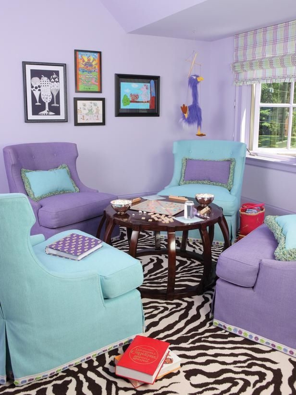 bequeme-Stühle-in-lila-Farbe-Wohnzimmer