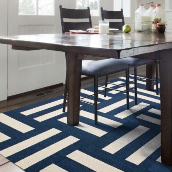 blauer-Teppich-in-der-Küche-Idee