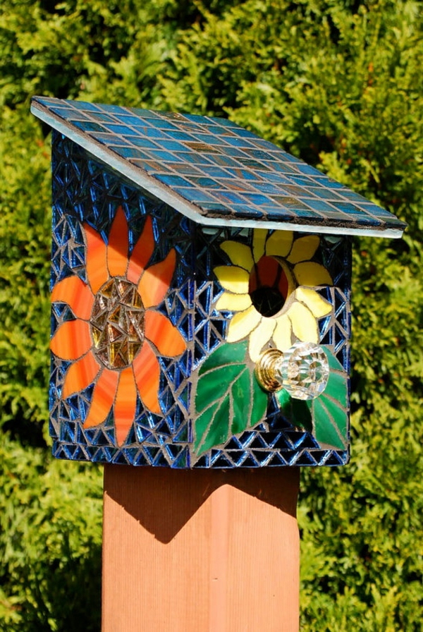 bunte-Vogel-Futterhäuser-aus-Holz-Mozaik