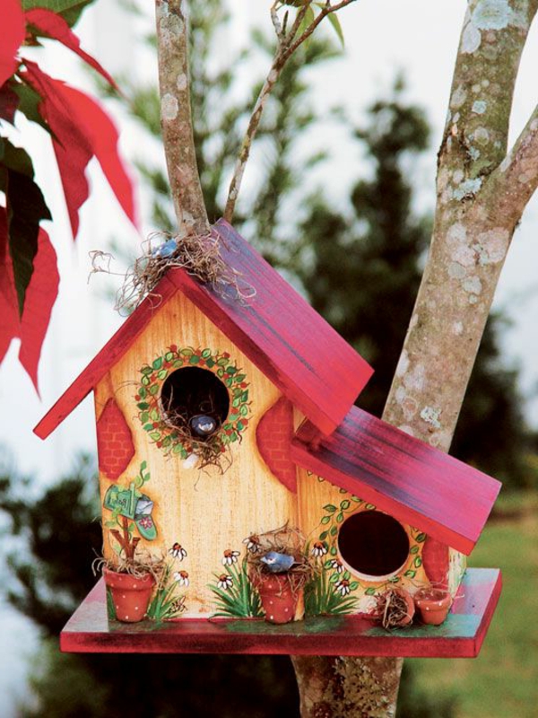 buntes-Futterhaus-für-Vogel-aus-Holz-in-Rot