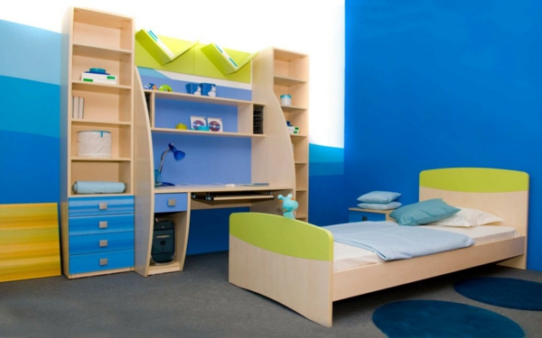 buntes-Kinder-Bücherregal-im-Zimmer-Holz