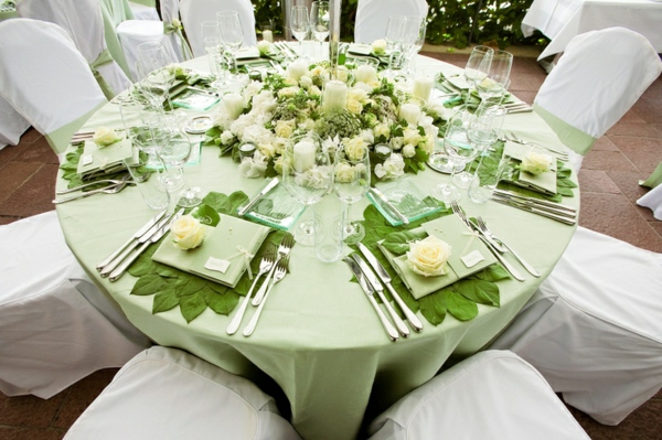effektvolle-Tischdekoration-in-Weiß-und-Grün-Idee