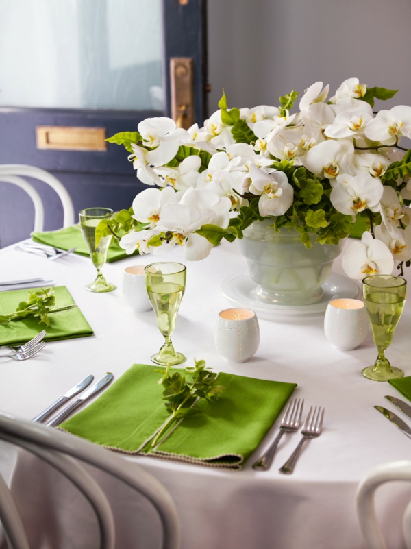 elegante-Tischdeko-in-Grün-und-Weiß-Design