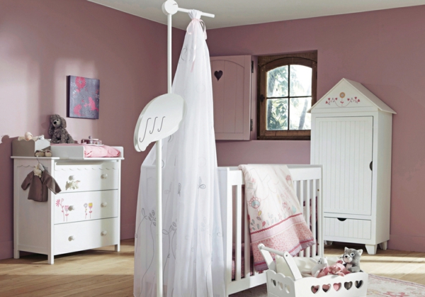 elegantes-babyzimmer-mit-einem-weißen-baldachinbett