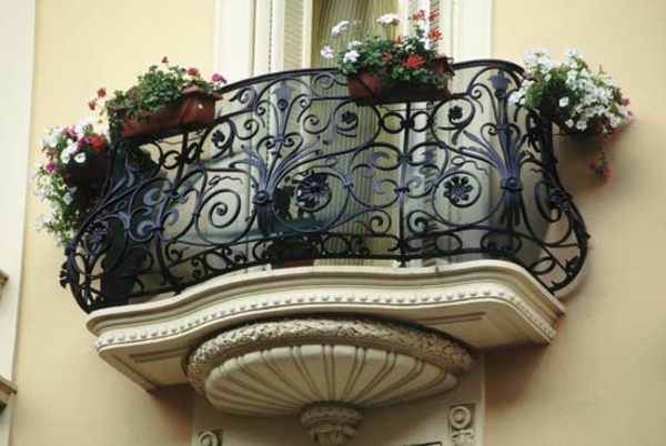 erstaunliches-Geländer-für-einen-Balkon-mit-Pflanzen