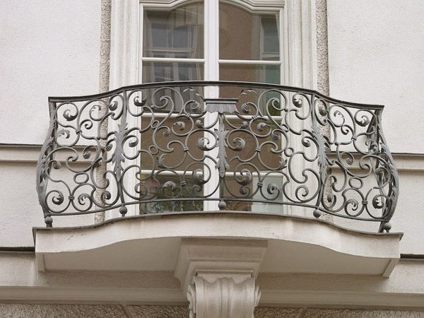 faszinierendes-Geländer-für-einen-Balkon-Eisen