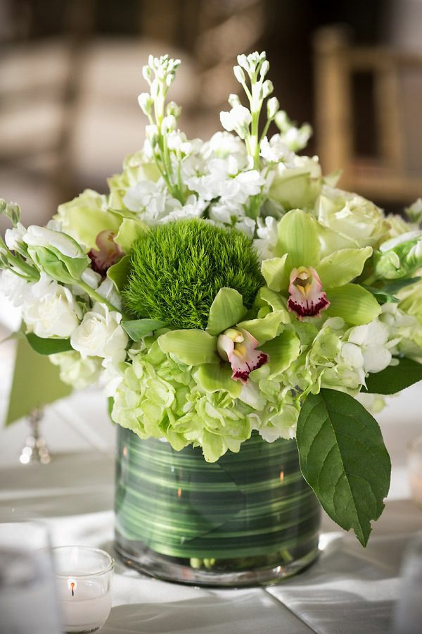 feierliche-Tischdeko-mit-Blumen-und-Kerzen