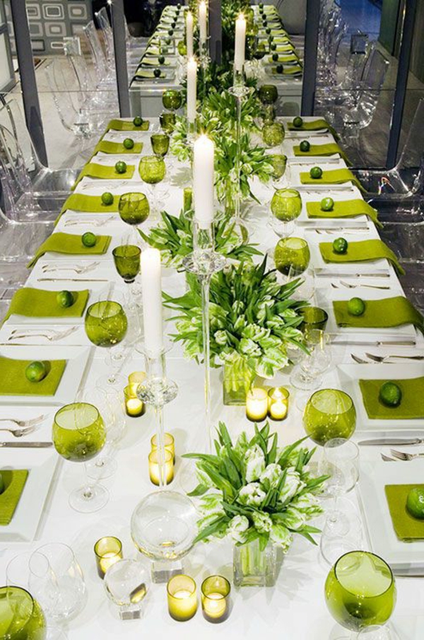 feierliche-Tischdeko-mit-Blumen-und-grüne-Gläsern-weiße-Tischdecke