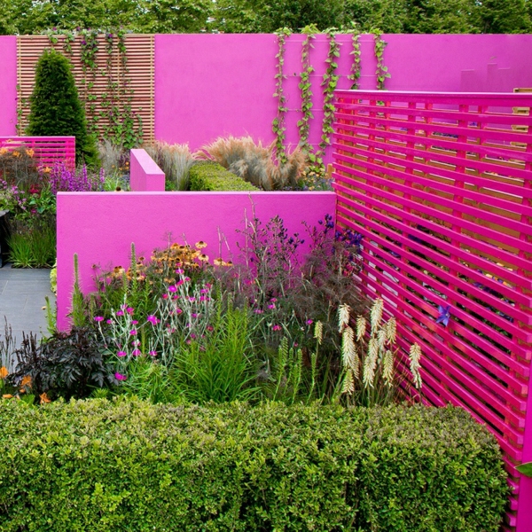 gartengestaltung-und-landschaftsbau-gartenzaun-streichen-farbgestaltung-ideen-pink