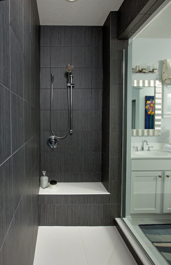 geflieste-dusche-im-dunklen-badezimmer - moderne gestaltung