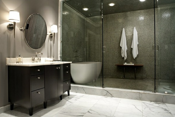 geflieste-dusche-im-dunklen-luxuriösen-badezimmer - spiegel mit runder form an der wand