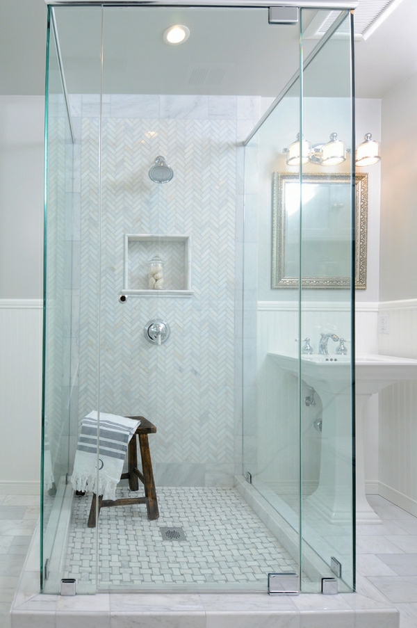 geflieste-dusche-im-luxuriösen-weißen-bad - ein stuhl drin