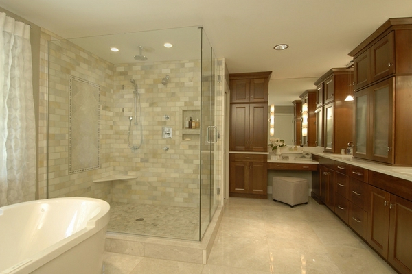 geflieste-dusche-im-modernen-beige-bad - weiße badewanne daneben