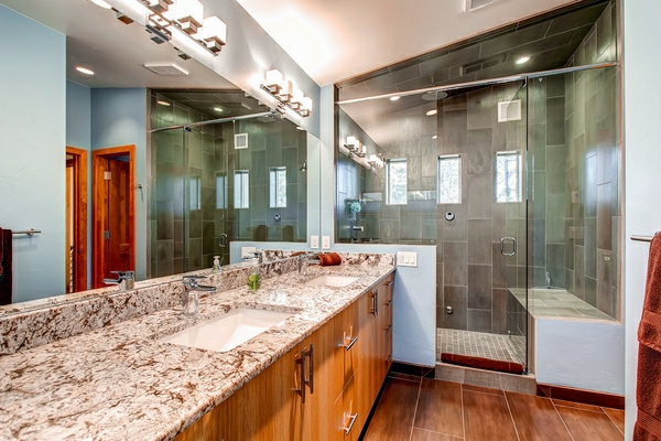 geflieste-dusche-luxuriöse-ausstattung - waschbecken aus marmor
