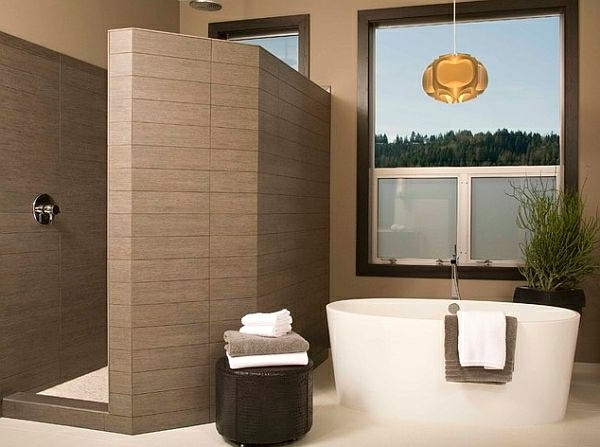 geflieste-dusche-neben-einer-weißen-badewanne neben einem fenster