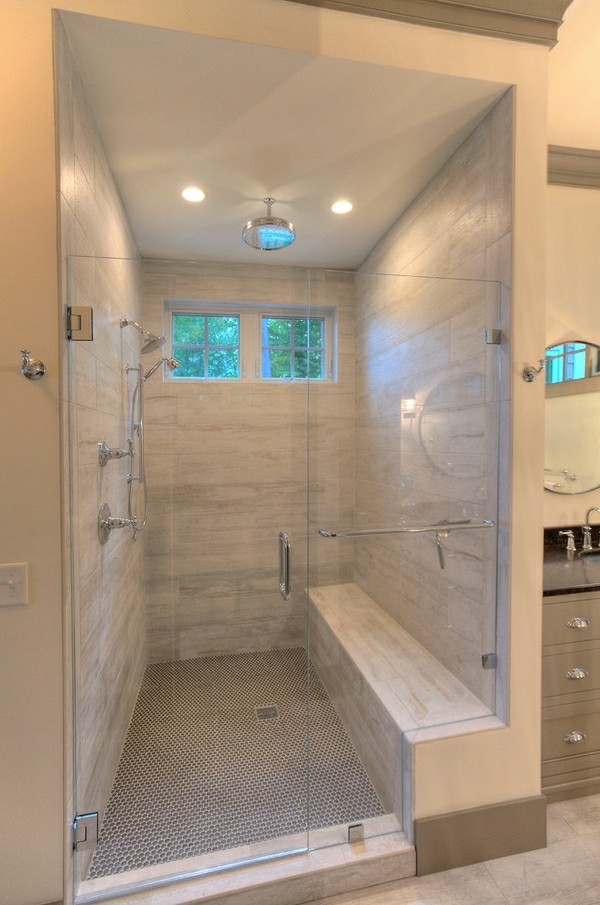 geflieste-dusche-super-schön-ausgestattet - zwei kleine fenster ind er duschkabine