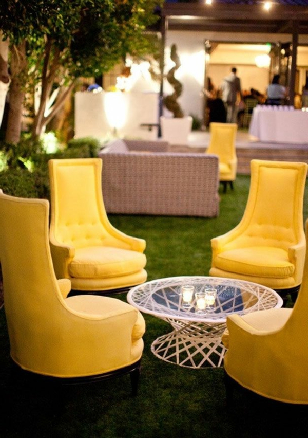 schöne-gelbe-Stühle-im-Garten