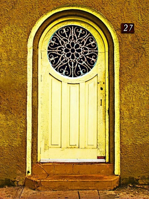 gelber-Tür-Fenster-rund-von-Draußen