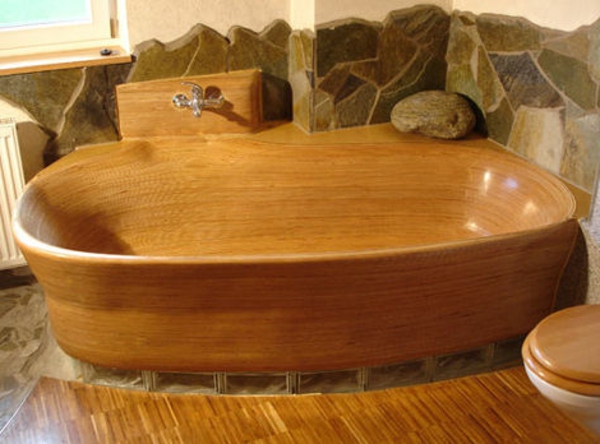 gemütliche-hölzerne-Badewanne-Holzboden
