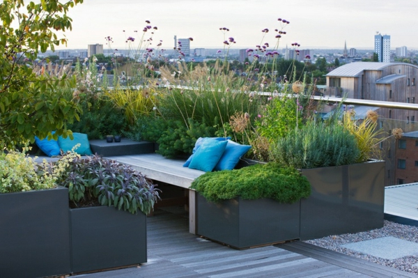 gemütlicher-Garten-auf-der-Terrasse-Design-Idee