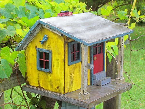 gemütliches-Vogel-Futterhaus-aus-Holz-selber-machen-Ideen