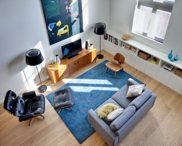 gemütliches-Wohnzimmer-mit-Teppichen-in-Blau-Design-Idee
