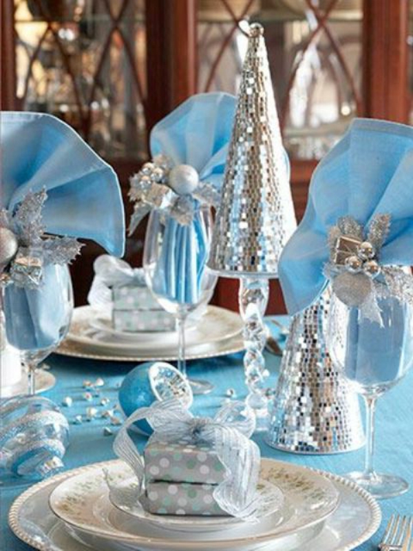 glänzende-blaue-Dekorationen-für-Silvester