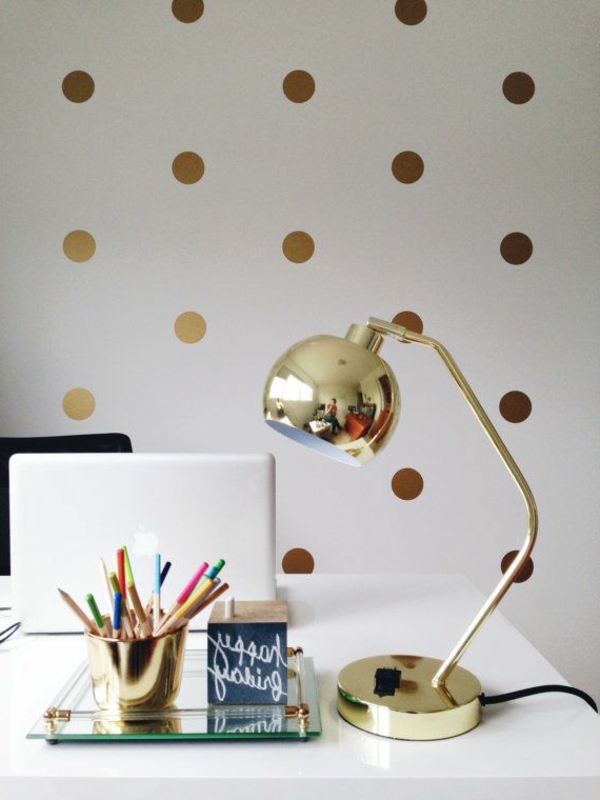 goldene-Schreibtischlampe-mit-Glanzoberfläche-Ideen