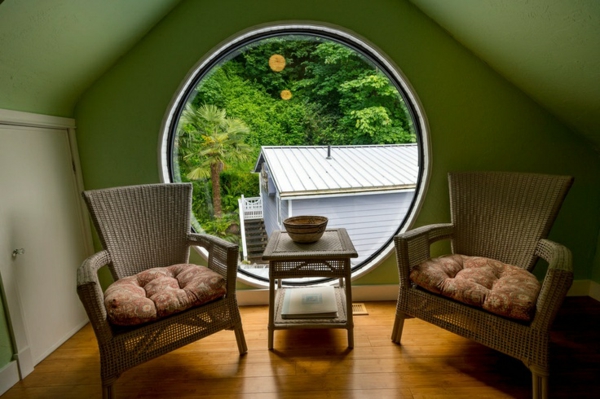 großes-rundes-Fenster-im-Wohnzimmer