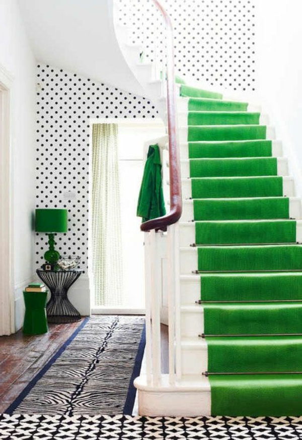 schönen-grünen-Teppich-auf-Treppe-verlegen