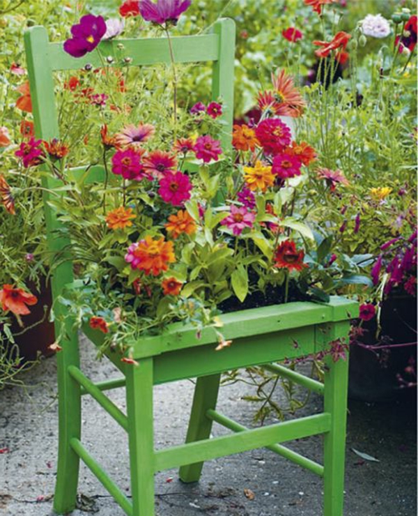 grüner-Stuhl-als-Dekoration-mit-Blumentopf