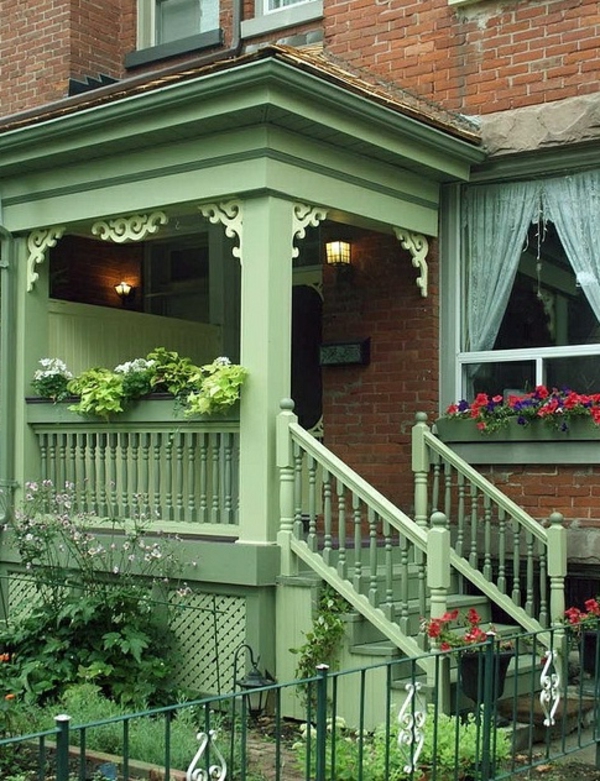 grünes-Haus-mit-Außentreppen-aus-Holz