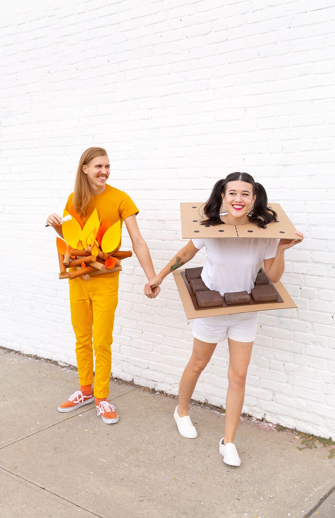 halloween partnerlook feuer und s'more im weißen hintergrund