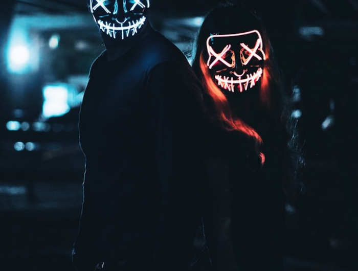 horror kostüm fluoreszierende masken in der dunkelheit