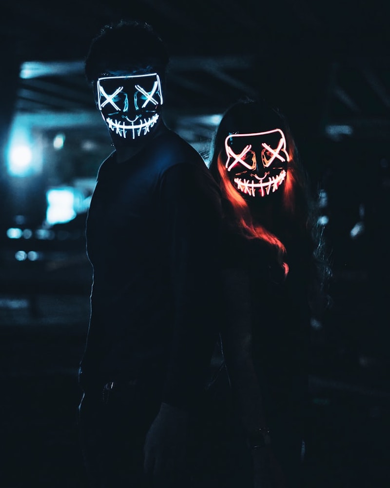 horror kostüm fluoreszierende masken in der dunkelheit