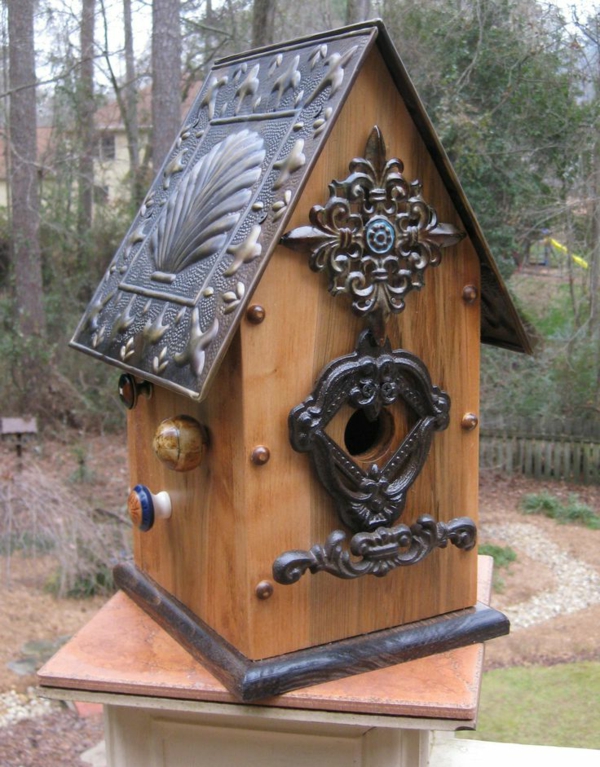 interessante-Vogel-Futterhäuser-aus-Holz-und-Metall