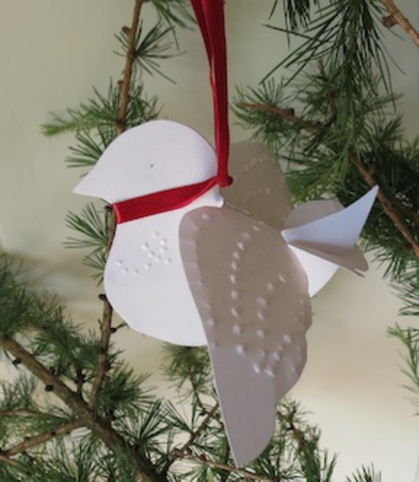 interessante-taube-aus-papier-gehängt-auf-dem-weihnachtsbaum
