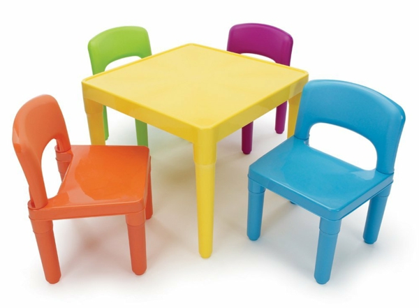 kleine-Kinderstühle-gelber-Tisch-Ideen