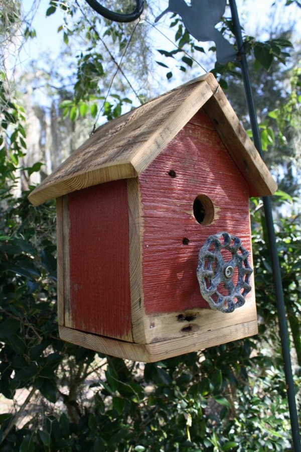 kreative-Vogel-Futterhäuser-aus-Holz-in-Rot