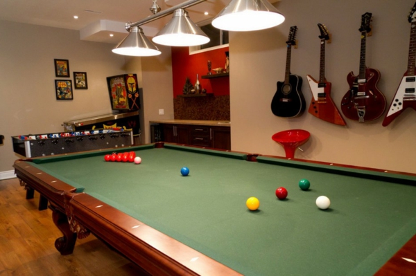 kreative-einrichtungsideen-für-den-keller-billiard-tisch