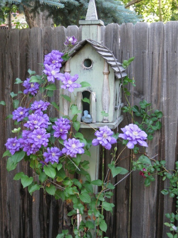 kreatives--Futterhaus-für-Vögel-aus-Holz