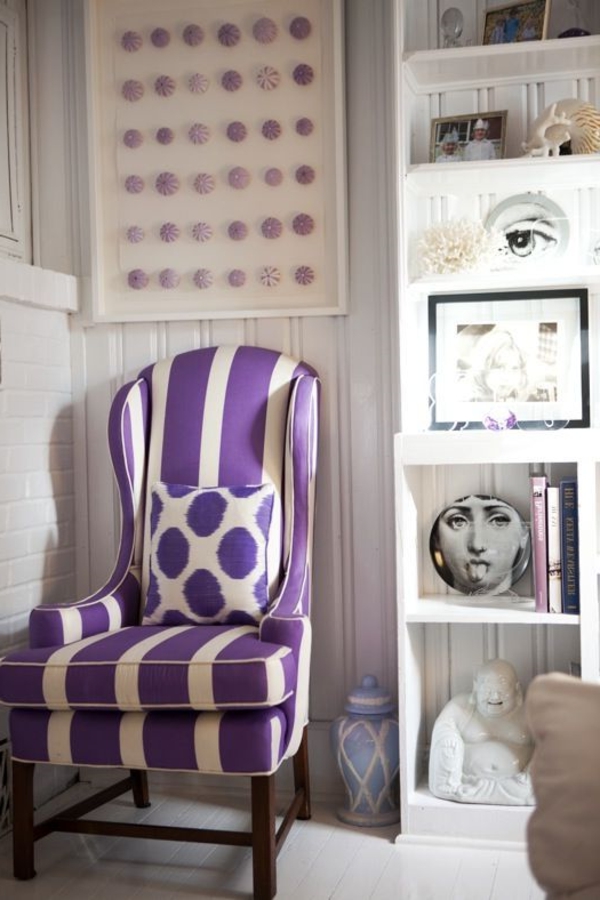 lila-Stuhl-auf-weiße-Streifen-Ideen