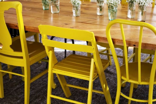 mehrere-gelbe-Stühle-am-Tisch-Idee