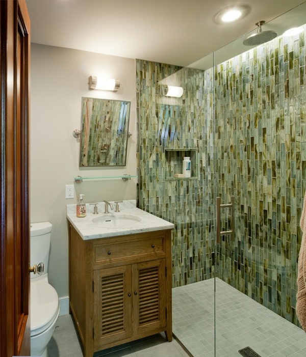 moderne-geflieste-dusche-im-schönen-bad - hölzerner unterschrank