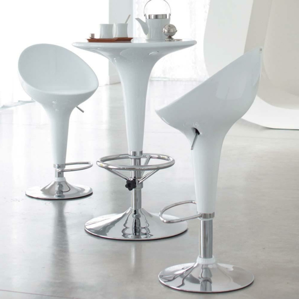 moderner-Bartisch-in-weißer-Farbe-und-Stühle-in-Weiß