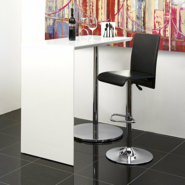 moderner-tisch-in-weißer-farbe-schwarzer-stuhl
